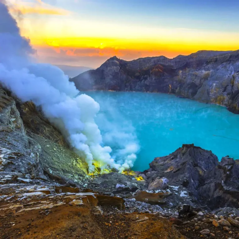 Mendaki Keelokan Alam Kawah Ijen Dengan Fenomena Api Birunya