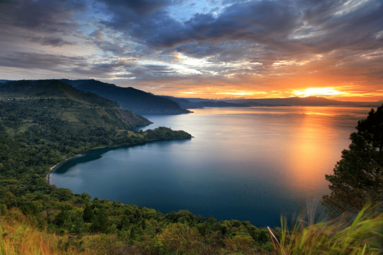 Pesona Danau Toba: Dari Air Biru sampai Macam Budaya Batak