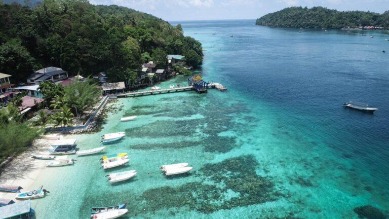 Menikmati Keelokan Surgawi Dasar Laut di Tepi laut Iboih