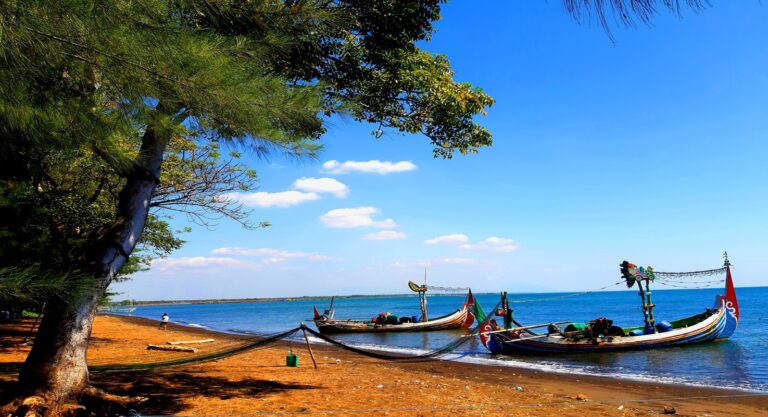 Jelajahi Pesona Pantai Banongan Situbondo, Surga Tersembunyi di Jawa Timur