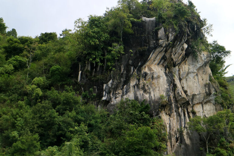 Keelokan Batu Gantung dari Danau Toba yang Menaruh Cerita Kesedihan