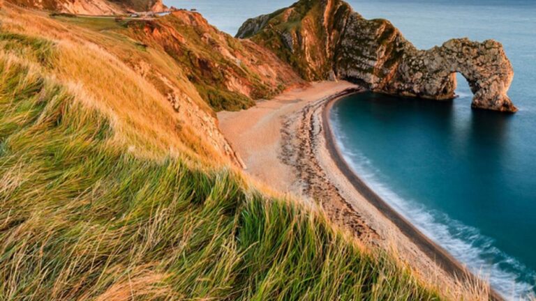 Menjelajahi Keelokan Tebing serta Jalan Pesisir Jurassic Coast, Inggris