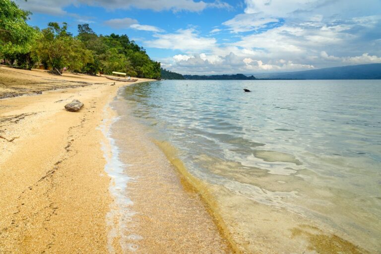 Memahami Danau Poso, Danau Ketiga Terbanyak di Indonesia dengan Pasir Putih Keemasan