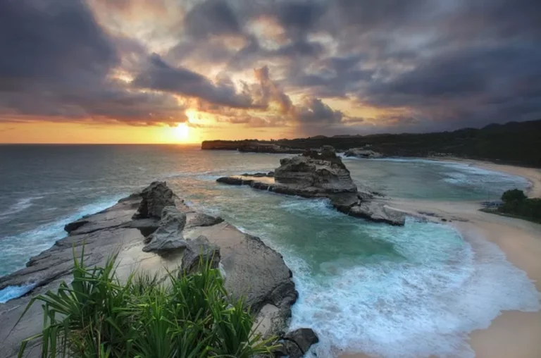 Menikmati Keajaiban Alam di Pantai Klayar