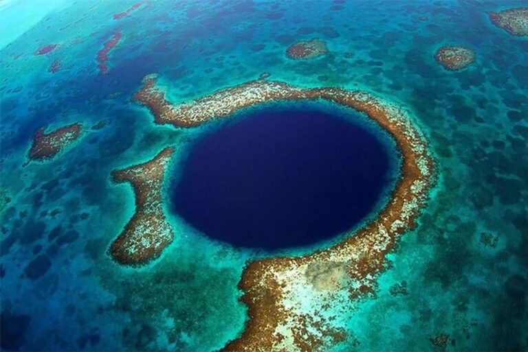 Keindahan Blue Hole: Lubang Laut Misterius yang Memesona di Belize