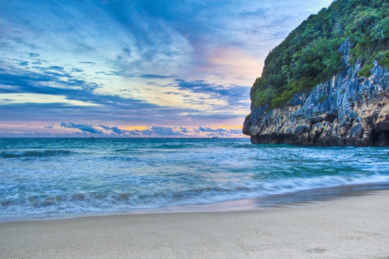 Keindahan Alam Pantai Lampuuk, Aceh: Permata di Ujung Barat Indonesia