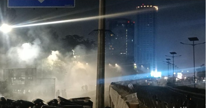 Situasi di DPR Tengah Malam Ini : Massa Bertahan hingga Masuk Tol Dalam Kota