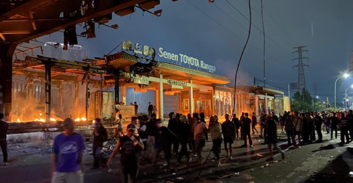 Massa Ricuh, Kini 5 Halte TransJakarta Terbakar dan Rusak